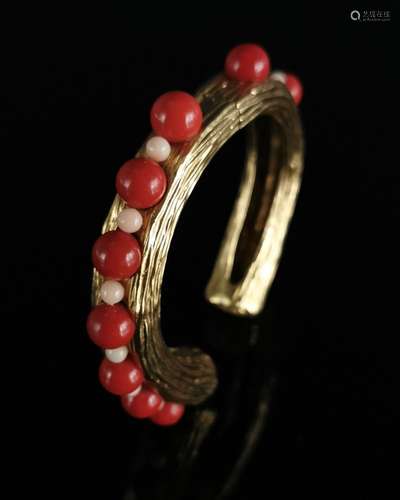 CHAUMET. Bracelet en or jaune, orné de perles de corail. Poi...