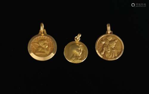 Trois médailles religieuses en or jaune. 7,36 grammes, 18K, ...