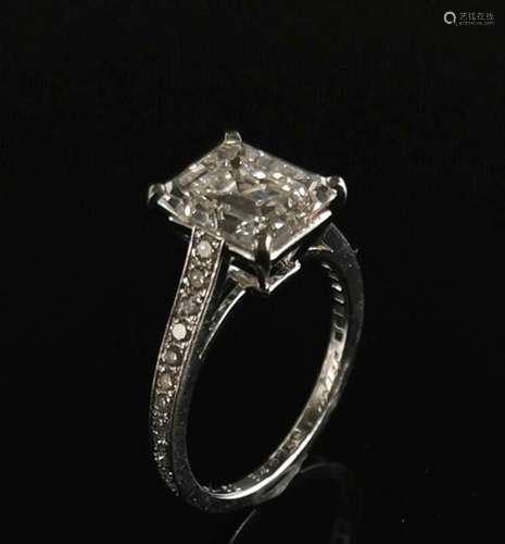 CARTIER. Bague solitaire en platine ornée d'un diamant de ta...