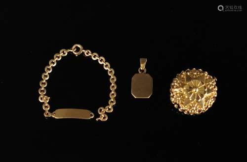 Lot de bijoux en or rose comprenant : - une broche à décor d...