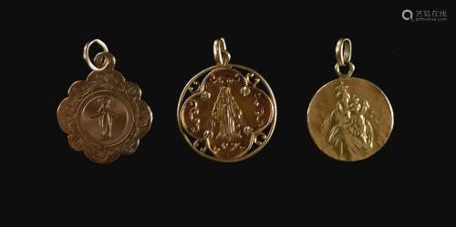 Ensemble de trois médailles religieuses en or jaune et or ro...