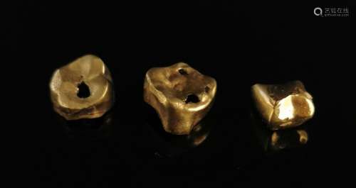 Trois débris d'or dentaire, dont un avec amalgame. 5,64 gram...