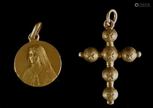 Deux pendentifs en or jaune, l'un au profil de la Vierge, l'...