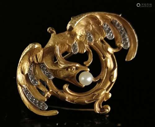 Broche en or jaune à décor d'un dragon tenant une perle dans...