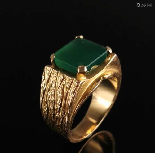 Bague en or jaune ornée d'une pierre verte synthétique taill...