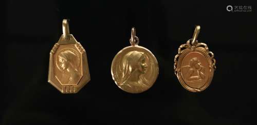 Ensemble de trois médailles religieuses en or. 7.90 grammes,...