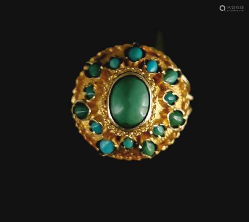 Bague dôme en or jaune ornée de cabochons de turquoises, dan...