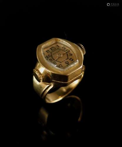 Bague montre en or jaune, à côtés arrondis et boîtier épaulé...