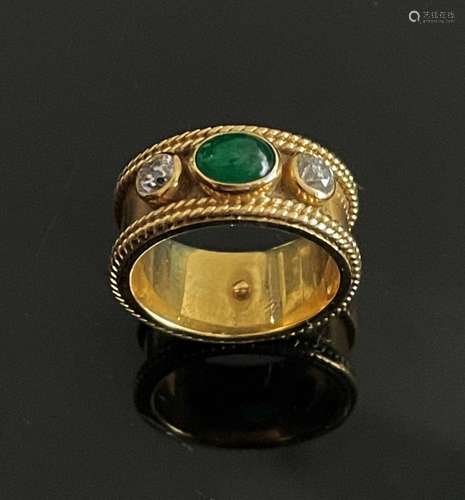 Bague anneau en or jaune ornée d'une émeraude taillée en cab...