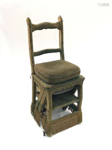 Une chaise de bibliothèque faisant échelle, gainée de velour...