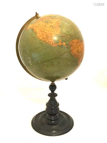 Globe terrestre sur socle en bois tourné. Marqué 