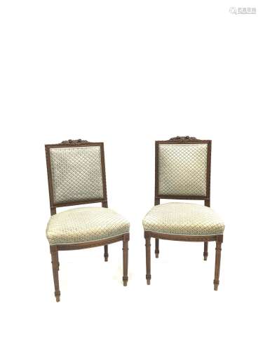 Paire de chaises de style Louis XVI. Haut. 92,5 cm.