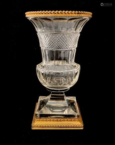 Un vase de forme Médicis en cristal soufflé, monture de bron...