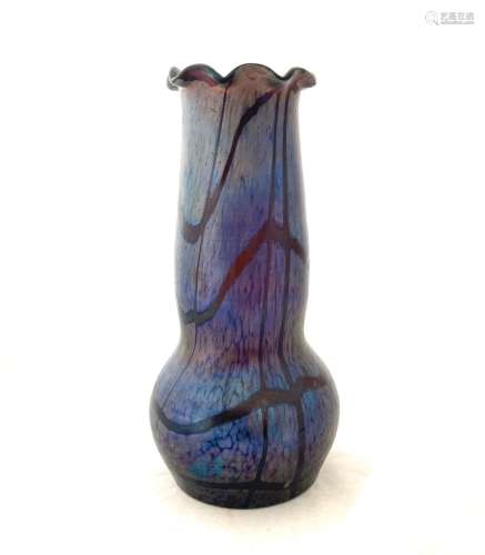 Un vase en verre soufflé irisé, dans le style de TIFFANY. Ar...