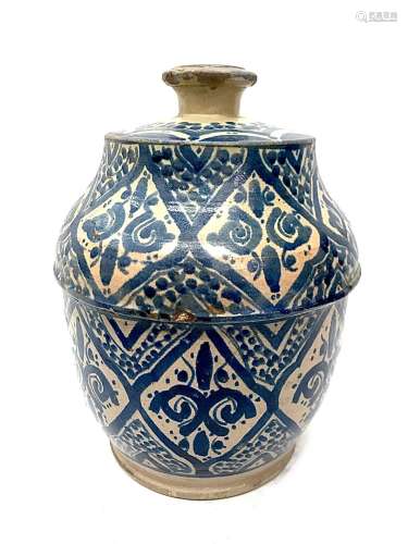 Pot en céramique de Fez, décor blanc et bleu. Haut. 24,5 cm.