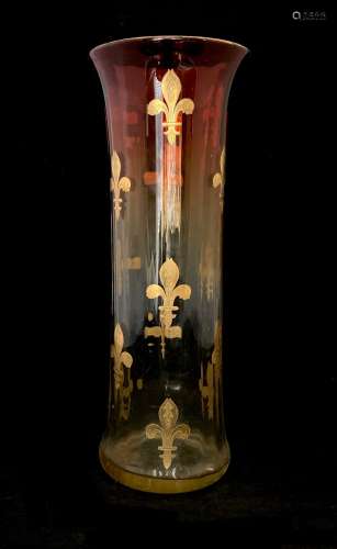 Un grand vase de forme cornet en verre soufflé polychrome, à...