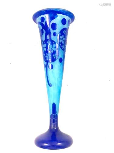LE VERRE FRANCAIS - Vase cornet en verre granité bleu souffl...
