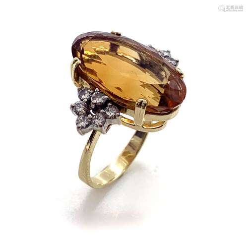 BAGUE ornée d'une citrine de taille ovale, épaulée de 22 dia...