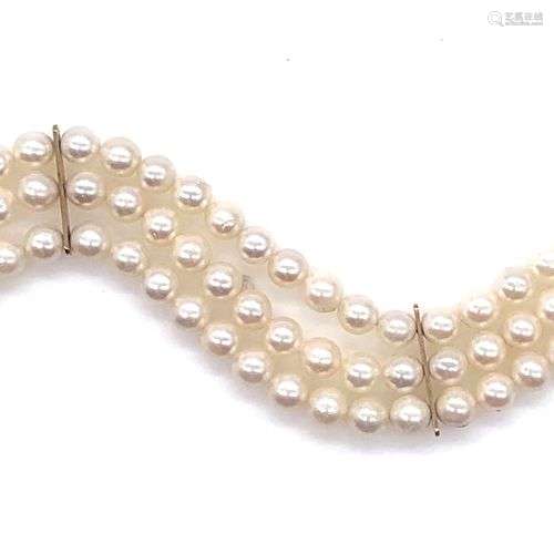 BRACELET orné de trois rangs de perles de culture blanches (...