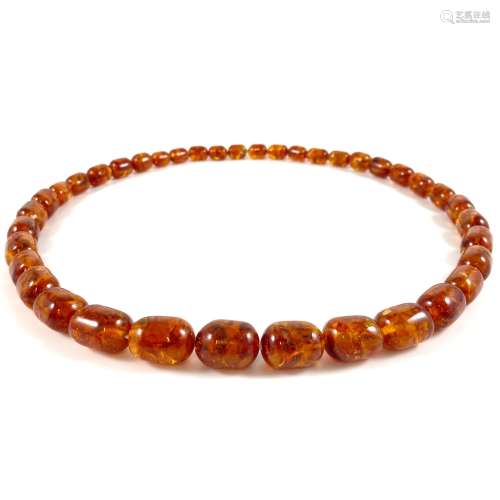 COLLIER retenant des billes ovales d'ambre en chute. Longueu...