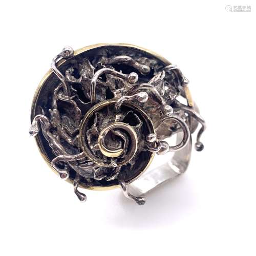 EL GRECO BAGUE présentant un escargot. Monture en argent et ...