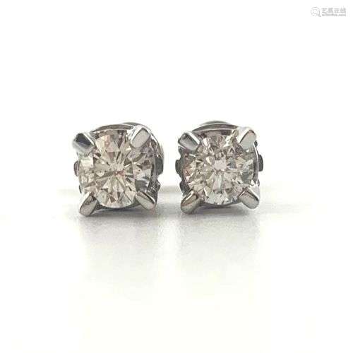 PAIRE DE PUCES D'OREILLES ornée d'un diamant taille brillant...