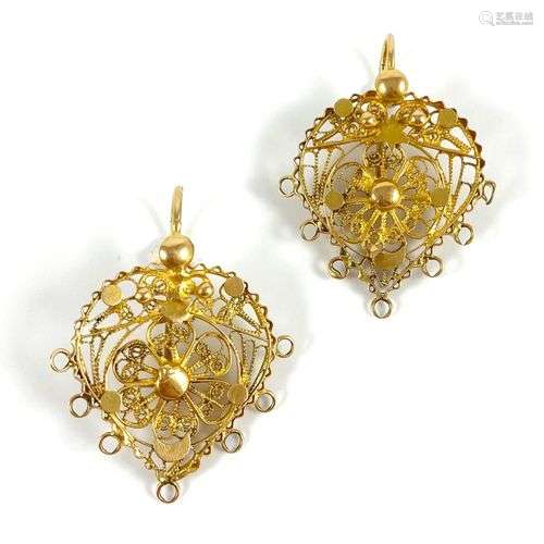 PAIRE DE BOUCLES D'OREILLES présentant une forme de coeur, o...