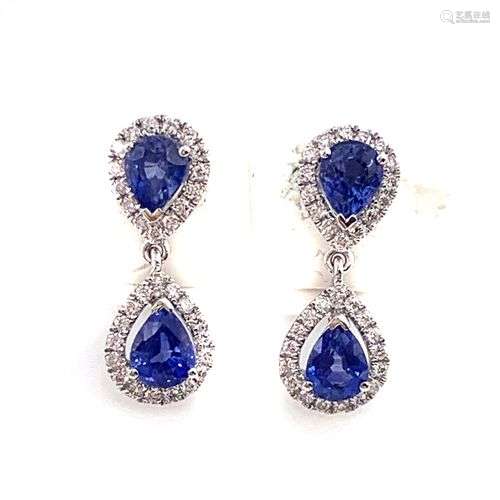 PAIRE DE BOUCLES D'OREILLES retenant deux saphirs poire dans...