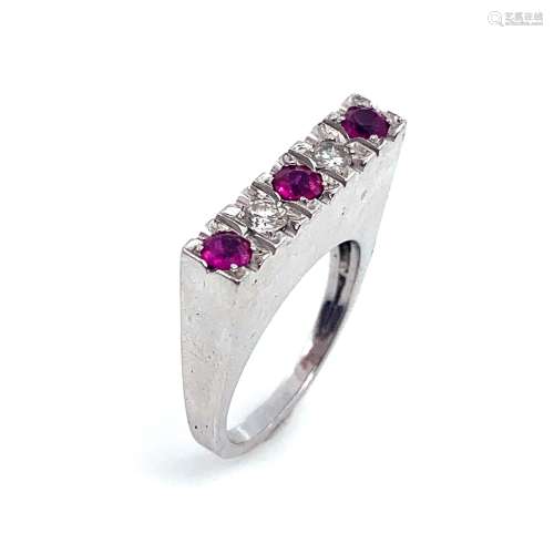 BAGUE présentant une ligne de rubis et de diamants taille br...