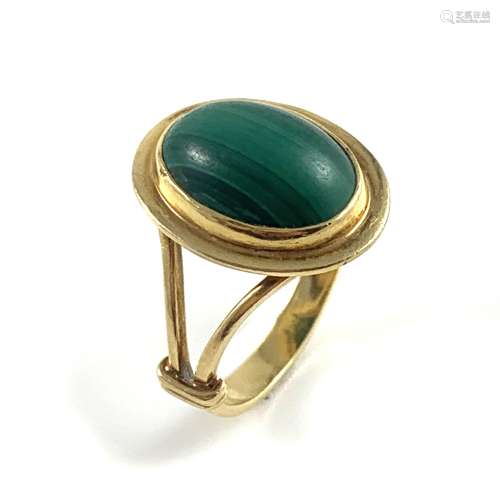 BAGUE retenant un cabochon de malachite dans un serti clos. ...