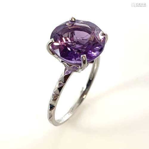 MAUBOUSSIN BAGUE ornée d'une améthyste dans un décor géométr...