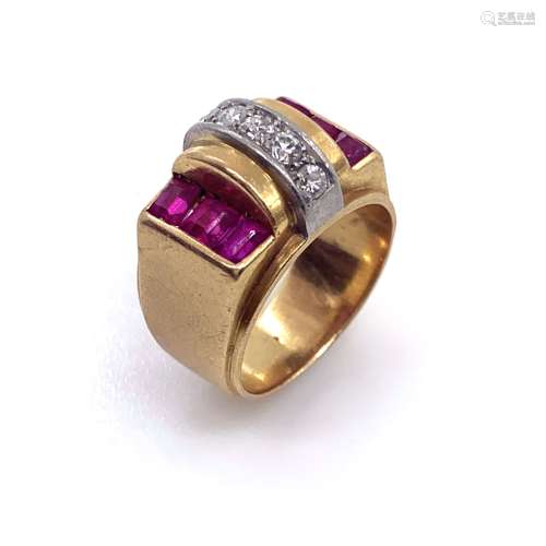 ANNEES 1940 BAGUE ornée d'un dôme présentant une ligne de di...