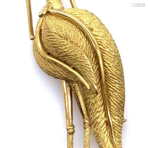 BROCHE présentant un héron. Monture en or jaune 18K ciselé. ...