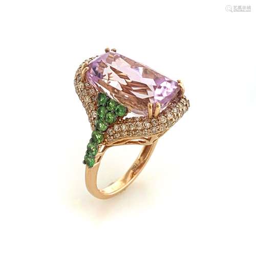 BAGUE retenant en son centre une kunzite de 10 carats enviro...