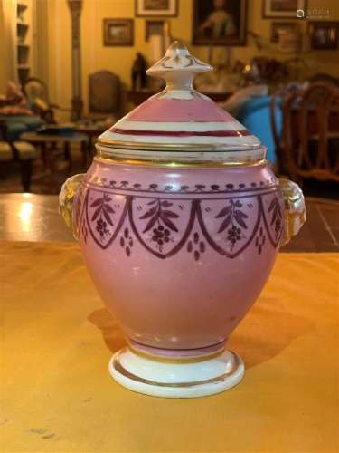 Pot en porcelaine rose et dorée à décor de frises végétales ...