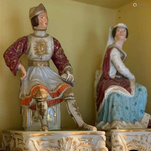 Paire de flacons statuettes en porcelaine à décor émaillé po...