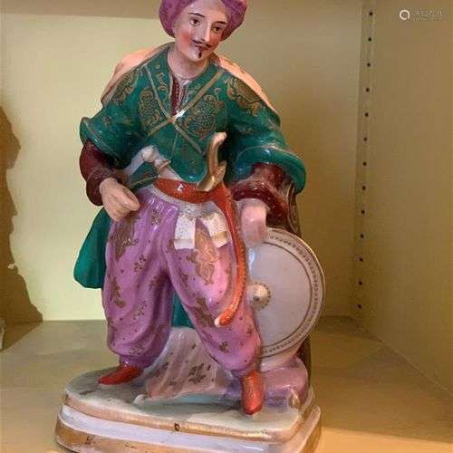 Flacon statuette en porcelaine à décor émaillé polychrome et...