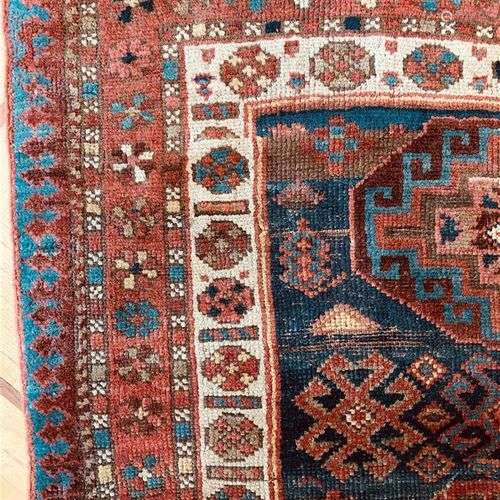 Tapis d'Orient à fond bleu à décor de quatre médaillons styl...