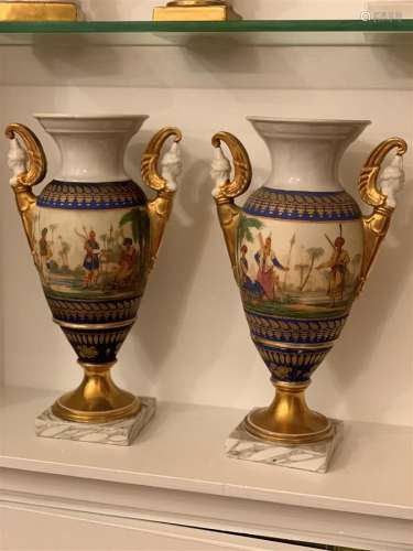 Paire de vases de forme balustre en porcelaine polychrome et...