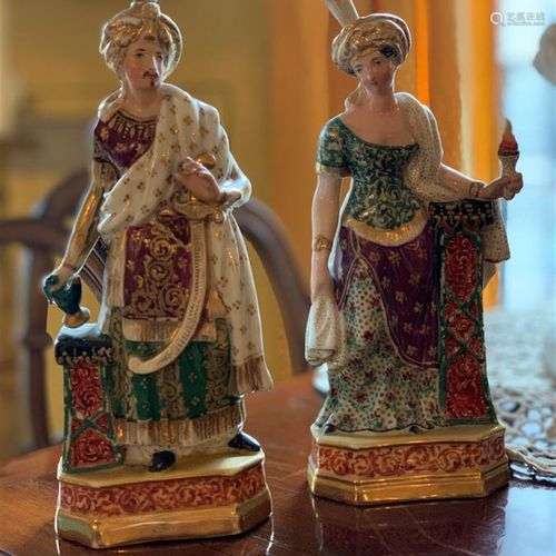 Deux flacons statuettes couverts en porcelaine à décor émail...
