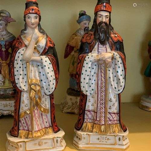 Paire de statuettes en porcelaine à décor émaillé polychrome...