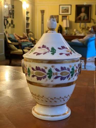 Pot couvert en porcelaine blanche à décor de motifs floraux ...