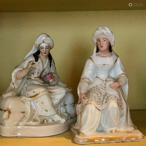 Deux flacons statuettes en porcelaine à décor émaillé polych...