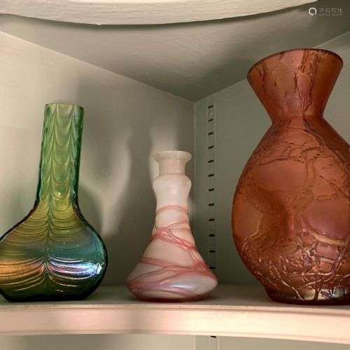 Trois petits vases en verre irisé Circa 1900 Dimensions du p...