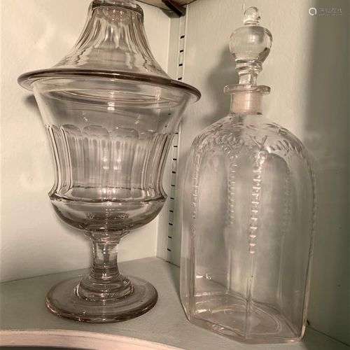 Vase couvert en verre soufflé taillé à pans et une carafe XI...