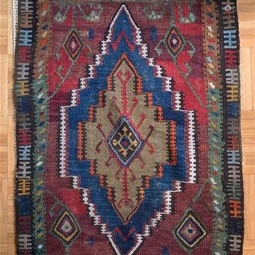 Petit tapis à motif d'un losange 96 x 56 cm Provenance : Ent...