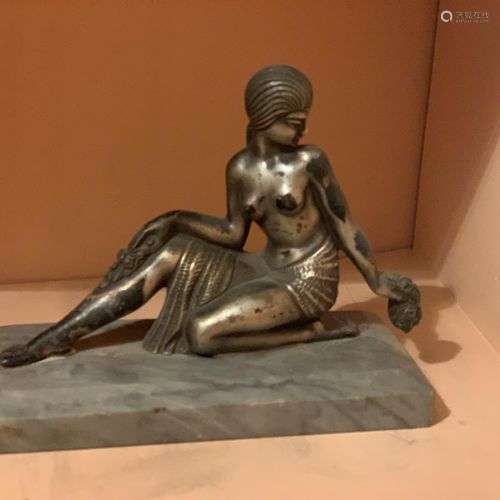 Statuette en bronze argenté représentant une danseuse assise...