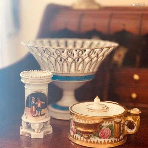 Lot comprenant : une coupe en porcelaine à bords ajourés, un...