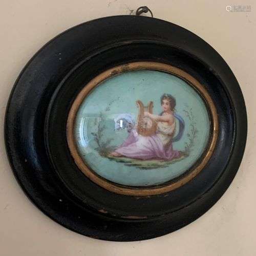 Médaillon ovale émaillé représentant une femme à l'Antique j...