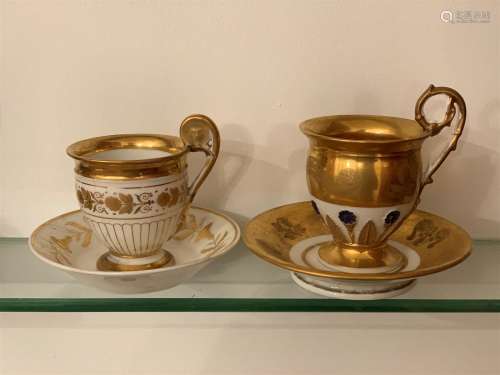 Deux tasses en porcelaine et deux sous-tasses à décors dorés...